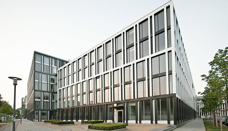 Foto Standort München, Firmengebäude der PVS bayern AG mit vielen Fenstern von außen fotografiert