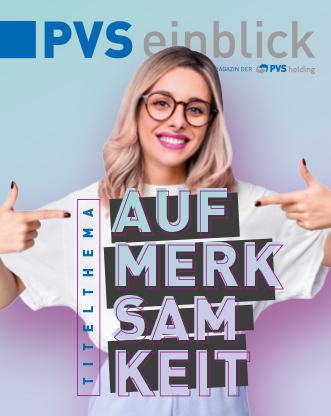 Cover: Lächelnde Frau zeigt mit beiden Zeigefingern auf sich selbst, Headline "Aufmerksamkeit"